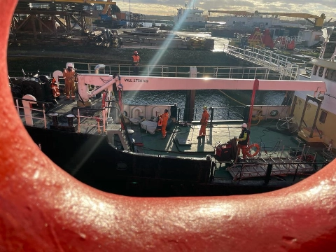 Schiedams Zeekadetkorps krijgt nieuwe kraan op schip